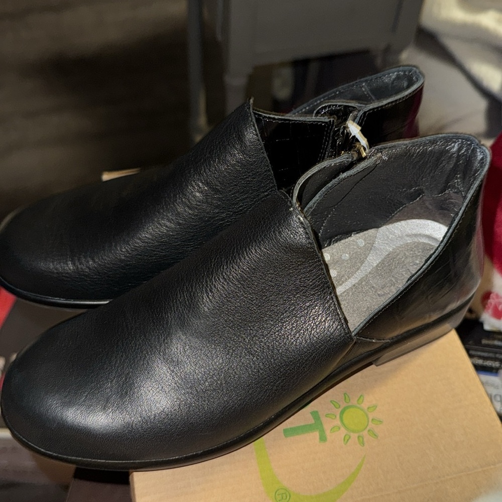 Naot Bayamo Leather Booties ๐ - Picture 3 of 9